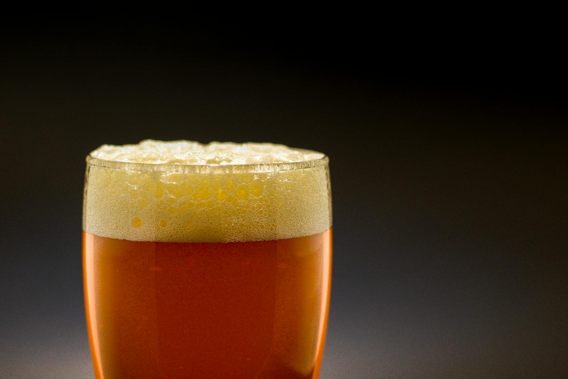 Bernsteinfarbenes Bier im Glas