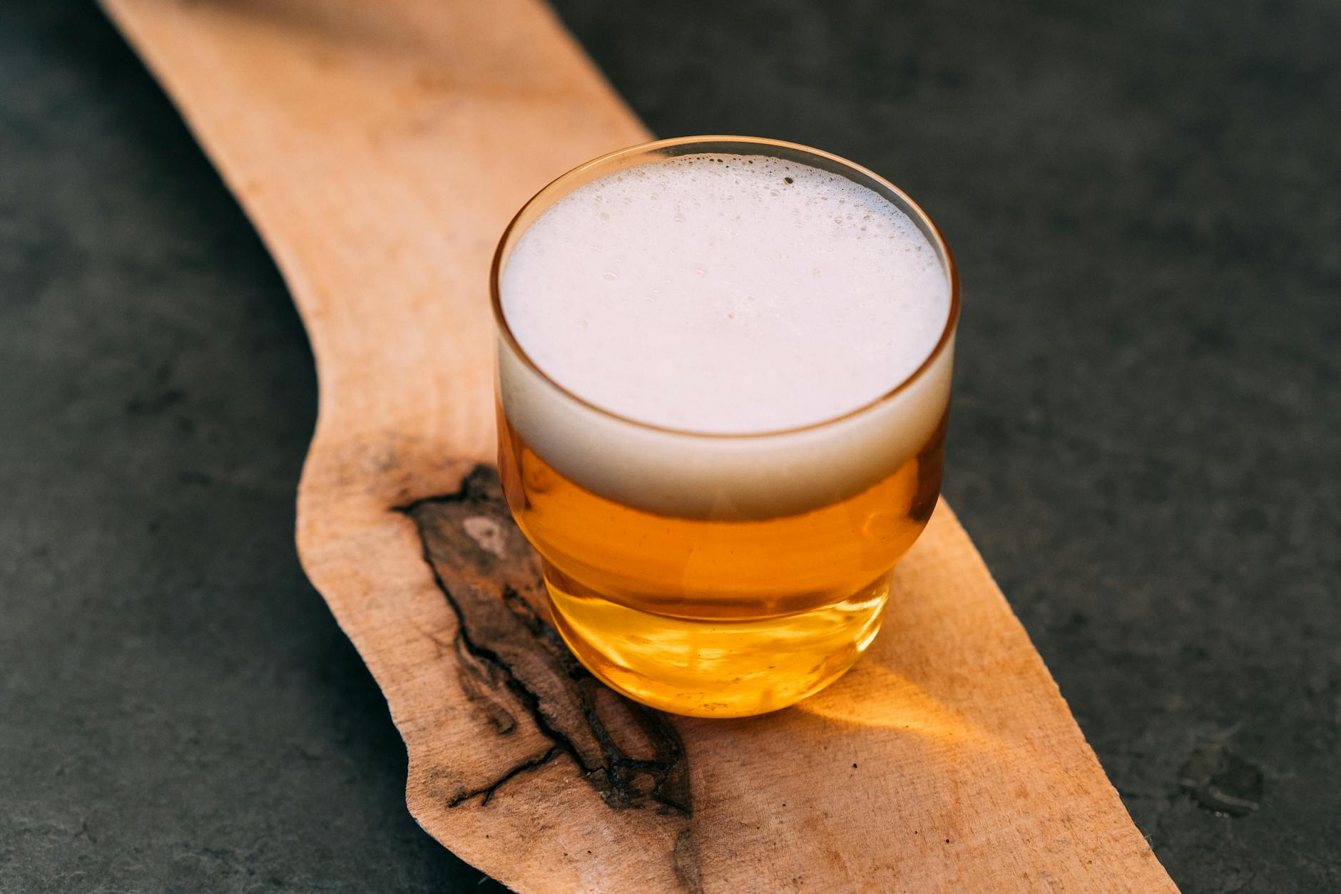 Bierglas auf Holztisch im Brauhaus-Restaurant